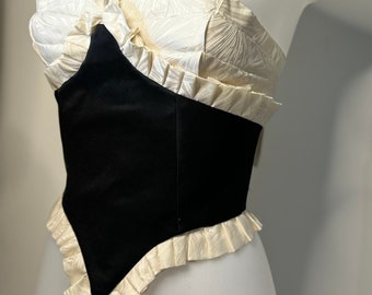 Top Corsetto stile old money con coppe bianco e nero con ruches e fiocco , elegante per eventi o regali speciali