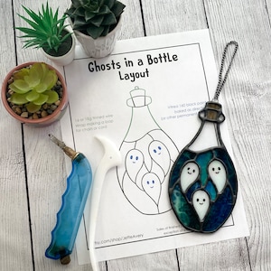 Diseño: Atrapasueños de vidrieras con fantasmas en una botella.