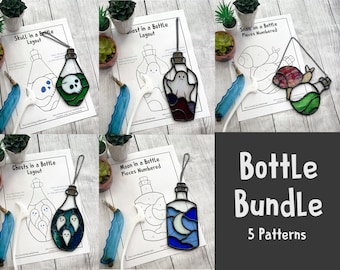 Op de afbeelding: Vijf glas-in-lood flespatronen voor het knutselen. De patronen omvatten een schedel, een geest, een slak, een maan en meerdere geesten. De patronen zijn afgedrukt op wit papier met zwarte contouren en genummerde stukken. De titel "Bottle Bundle 5 Patterns" is afgedrukt op een zwarte achtergrond.