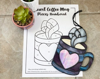 Atrapasol con taza de café con patrón de corazón