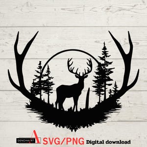 Może przedstawiać: Czarna sylwetka jelenia z dużymi rogami, stojącego w leśnej scenerii. Projekt jest obramowany dużymi rogami i zawiera tekst "SVG/PNG Digital download". Tło to jasne usłojenie drewna.