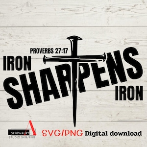 Pode incluir: Design gráfico preto com o texto "IRON SHARPENS IRON" e "PROVÉRBIOS 27:17" em um fundo de madeira clara. Uma cruz preta está centralizada, com formato de prego. A parte inferior da imagem tem o texto "SVG/PNG Digital download".