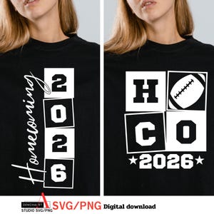 Puede incluir: Camiseta negra con diseño blanco de "Homecoming 2026". El diseño incluye la palabra "Homecoming" en cursiva y los números "2", "0", "2" y "6" en cuadros blancos. El lado derecho tiene "H", "C", "O" con un gráfico de fútbol americano y el año 2026.
