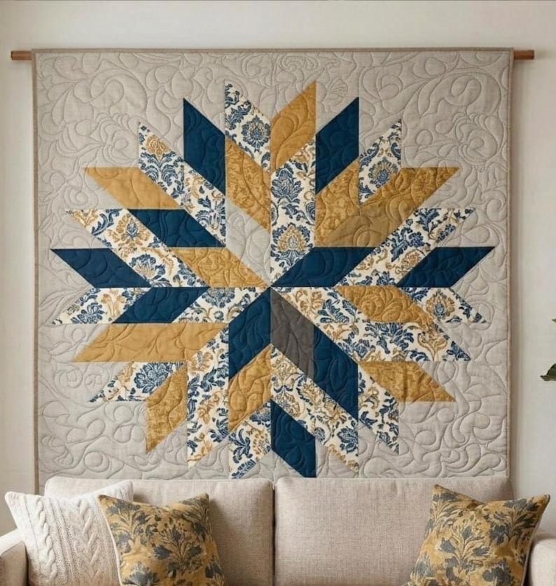 Op de afbeelding: Een grote, stervormige quilt wandophanging. De quilt heeft een centraal sterontwerp met afwisselende secties van marineblauw, goud en stof met patronen. De achtergrond is lichtbeige met een gewatteerd bloemmotief.