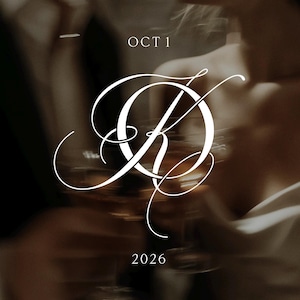 Könnte beinhalten: Hochzeitseinladungsdesign mit verschwommenem Hintergrund. Das Bild zeigt den Text "OCT 1" und "2026" in Weiß, zusammen mit einem stilisierten Monogramm. Die Gesamtästhetik ist weich und romantisch, passend für Hochzeitsankündigungen.