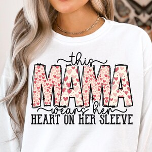 Esta mãe usa o coração na manga, Dia dos Namorados personalizado, adicione seus próprios nomes, Dia dos Namorados Png, Mama Valentines PNG, Dia dos Namorados PNG