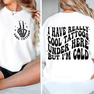Tengo tatuajes realmente geniales svg png, retro ondulado svg, subliminación, camiseta svg, tatuajes geniales svg, groovy svg, hippie svg, diseño de bolsillo svg