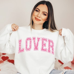 Lover Varsity Svg Png, Valentines Png, Retro Lover Png, Sublimación de amante, Día de San Valentín Svg Png, Camisa de San Valentín Svg, Camisa amante Svg