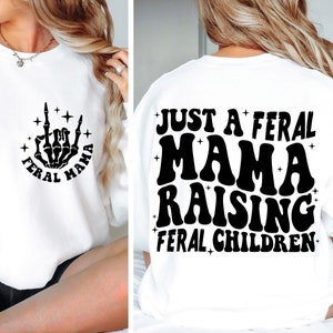 Juste une maman sauvage élevant des enfants sauvages SVG Png, Mom Life SVG, Skeleton Hand SVG, Feral Mama SVG, Groovy SVG, Retro Wavy SVG, Mom SVG Png