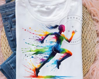 Op de afbeelding: Wit T-shirt met een kleurrijk aquarelontwerp van een rennende figuur. Het silhouet is gevuld met een regenboogspatteffect. Het shirt wordt gepresenteerd met een blauwe jeans.