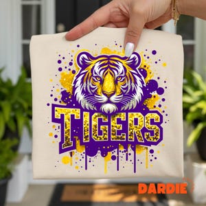 Tigres PNG: Clipart de design para sublimação com mascote esportiva roxa e dourada para espírito escolar (Download digital)