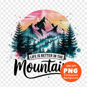 Op de afbeelding: Waterverfillustratie van een bergketen met een zonsondergangshemel en bomen. De tekst "Life is better in the mountains" staat onder de afbeelding. De afbeelding is 300 DPI en heeft een transparante achtergrond.