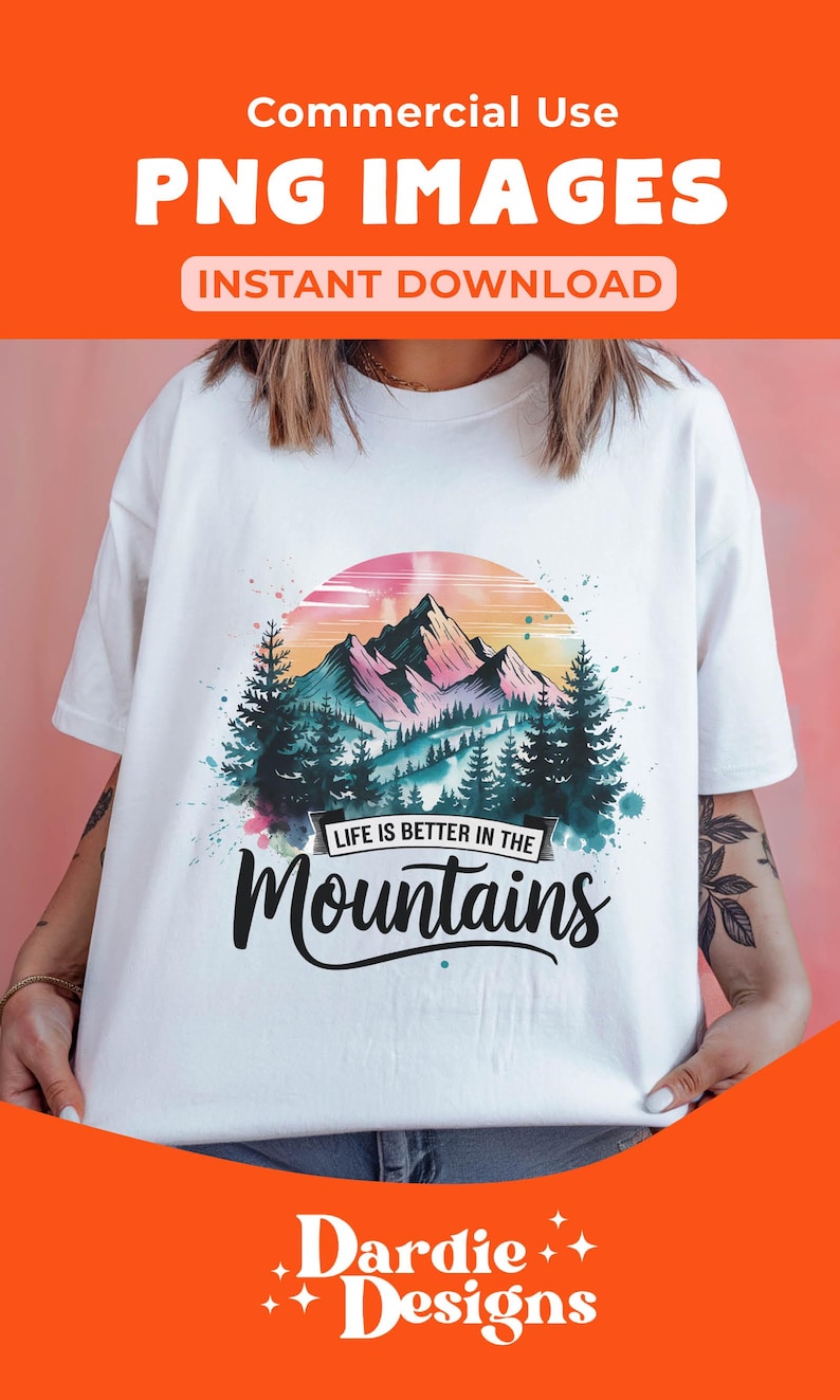 Op de afbeelding: Een wit T-shirt met een aquarelontwerp van bergen, bomen en een zonsondergang. De tekst "Life is better in the Mountains" is geschreven in zwarte cursieve letters.