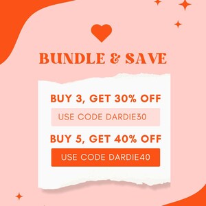 Pode incluir: Um gr&aacute;fico rosa e laranja com um cora&ccedil;&atilde;o e estrelas. O texto diz "BUNDLE & SAVE" com duas ofertas: "BUY 3, GET 30% OFF, USE CODE DARDIE30" e "BUY 5, GET 40% OFF, USE CODE DARDIE40".