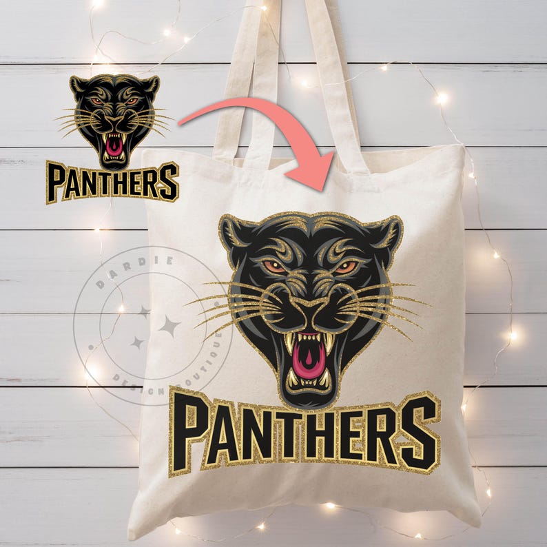 Pode incluir: Uma bolsa tote de lona branca com um gr&aacute;fico de pantera negra e letras douradas com glitter que dizem "PANTHERS".