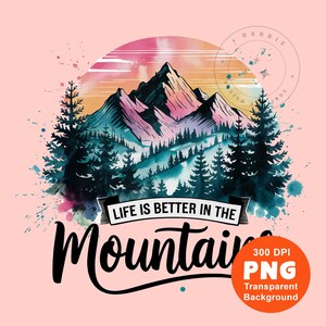 Op de afbeelding: Waterverfillustratie van een bergketen met een zonsondergangshemel en de tekst "Life is better in the mountains". De afbeelding heeft een roze achtergrond en een transparante PNG-achtergrond met 300 DPI.