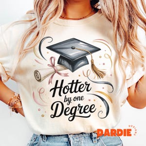 Más caliente por un grado PNG Graduación femenina PNG Clase de 2025 Graduación universitaria de secundaria PNG Diseño de sublimación de camiseta de graduación Clipart
