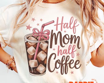 Metade Mãe Metade Café PNG Citação Engraçada de Café Café Gelado Mamãe Coquete Amante de Café Retro Design de Sublimação Evergreen Tendências PNG