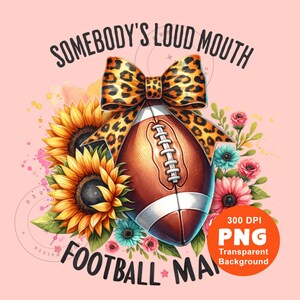 Può includere: Un pallone da football con un fiocco di stampa leopardata legato intorno. Il pallone da football è circondato da girasoli e altri fiori. Il testo "Somebody's Loud Mouth Football Mama" è nella parte superiore dell'immagine. Il testo "300 DPI PNG Transparent Background" è nella parte inferiore dell'immagine.