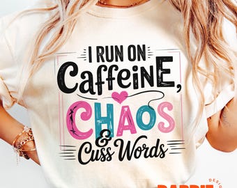 Działam na kofeinie Chaos i przekleństwa PNG Kawa Mama Snarky Sassy Humor dla dorosłych PNG Sublimacja Projekt Trendy Clipart Cyfrowe pobieranie
