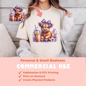Pu&ograve; includere: Una maglietta bianca con un'illustrazione di cartone animato di una mucca Highland marrone che indossa un fiocco viola e tiene un caff&egrave; freddo viola e bianco. Il testo "Personal & Small Business COMMERCIAL USE" &egrave; sotto l'immagine. Il testo "Sublimation & DTG Printing, Print on Demand, Create Physical Products" &egrave; sotto il testo.