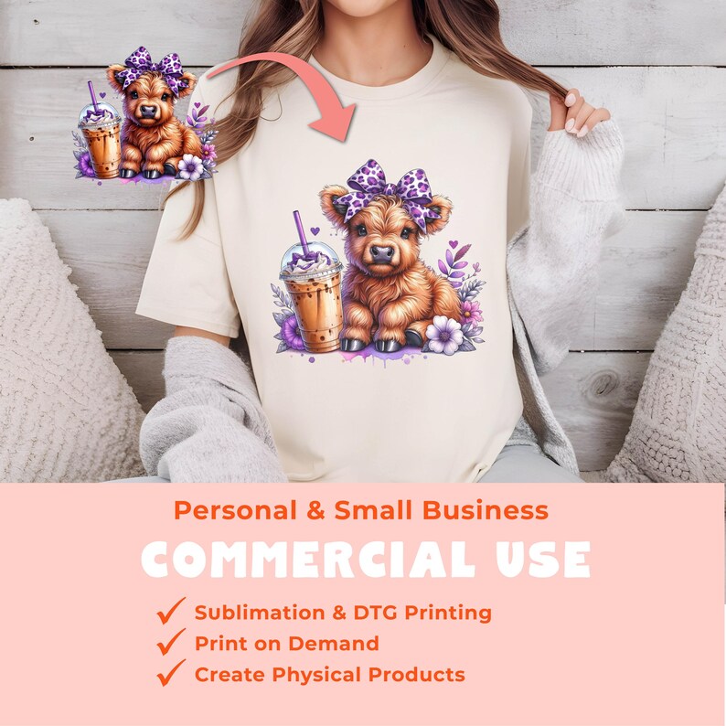 Pu&ograve; includere: Una maglietta bianca con un'illustrazione di cartone animato di una mucca Highland marrone che indossa un fiocco viola e tiene un caff&egrave; freddo viola e bianco. Il testo "Personal & Small Business COMMERCIAL USE" &egrave; sotto l'immagine. Il testo "Sublimation & DTG Printing, Print on Demand, Create Physical Products" &egrave; sotto il testo.