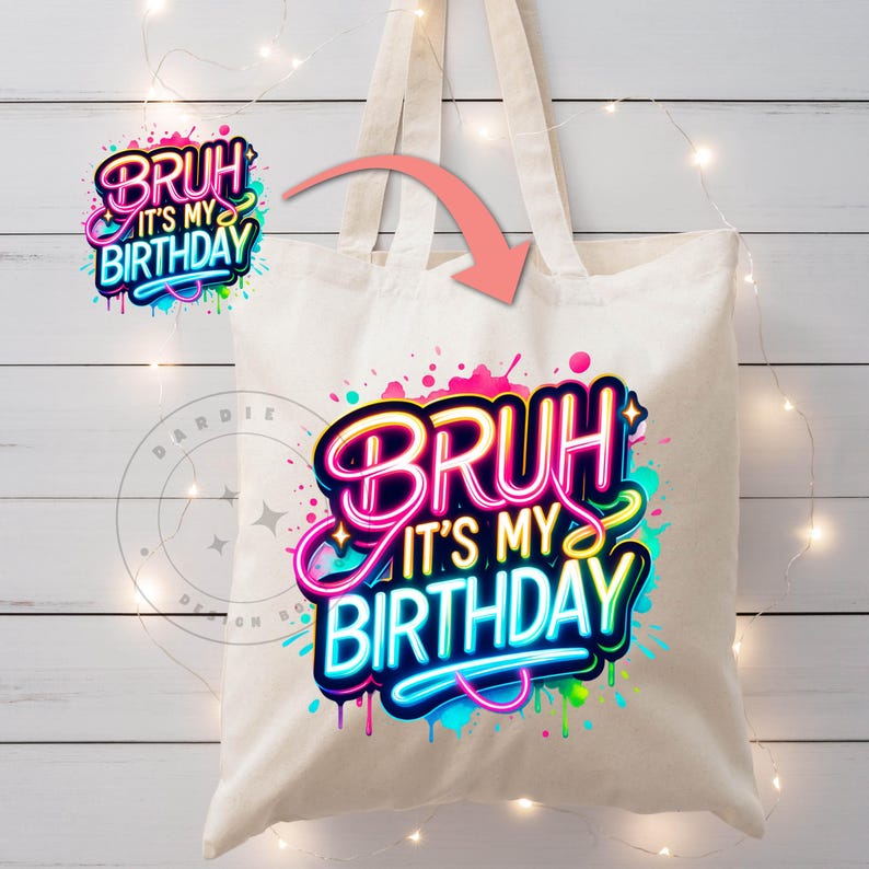 以下が含まれることがあります： ネオンピンク、ブルー、グリーンの文字で「Bruh it's my birthday」と書かれた白いキャンバス地のトートバッグ。背景にはカラフルなペイントの飛沫が描かれている。