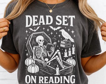 Dead Set On Reading PNG: divertente disegno a sublimazione di uno scheletro amante dei libri, clipart umoristico di lettura di Halloween nella stagione spettrale (download immediato)