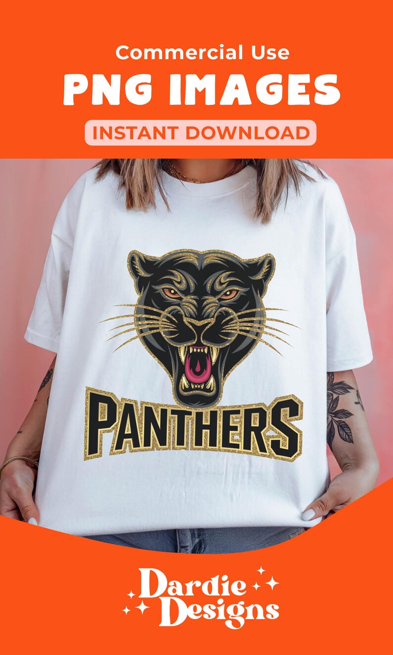 Pode incluir: Camiseta branca com um gr&aacute;fico de pantera negra e texto em glitter dourado que diz "PANTHERS".