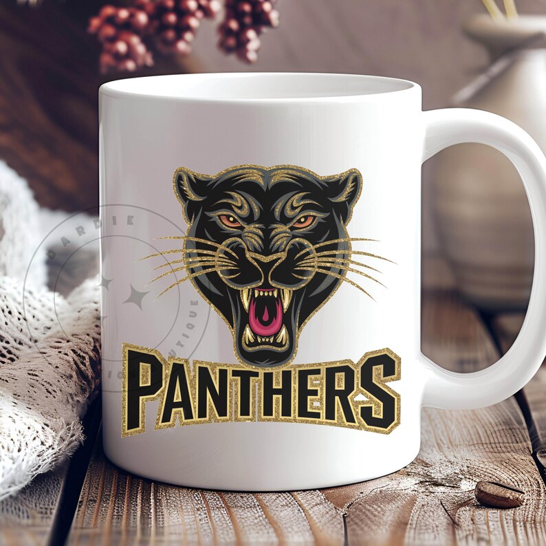 Pode incluir: Caneca de caf&eacute; de cer&acirc;mica branca com um gr&aacute;fico de pantera negra e texto de glitter dourado que diz "PANTHERS".