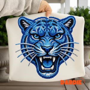 Può includere: Una tazza di ceramica bianca con manico nero e la scritta "But First, Coffee" in nero, con un carattere a mano. La tazza è su una superficie bianca.