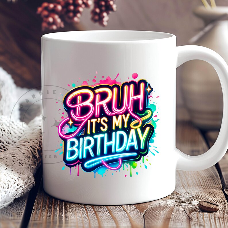 以下が含まれることがあります： 「Bruh it's my birthday」と書かれたカラフルなグラフィックデザインが施された白いセラミック製のコーヒーカップです。