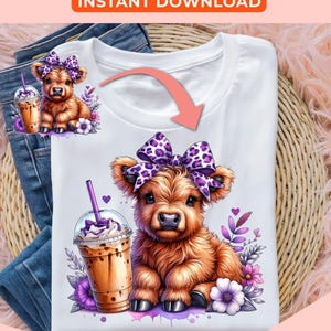 Pu&ograve; includere: Un'illustrazione digitale di una mucca Highland con un fiocco viola e leopardato, che tiene un caff&egrave; freddo viola e bianco. La mucca &egrave; seduta su uno sfondo bianco con fiori viola e cuori.