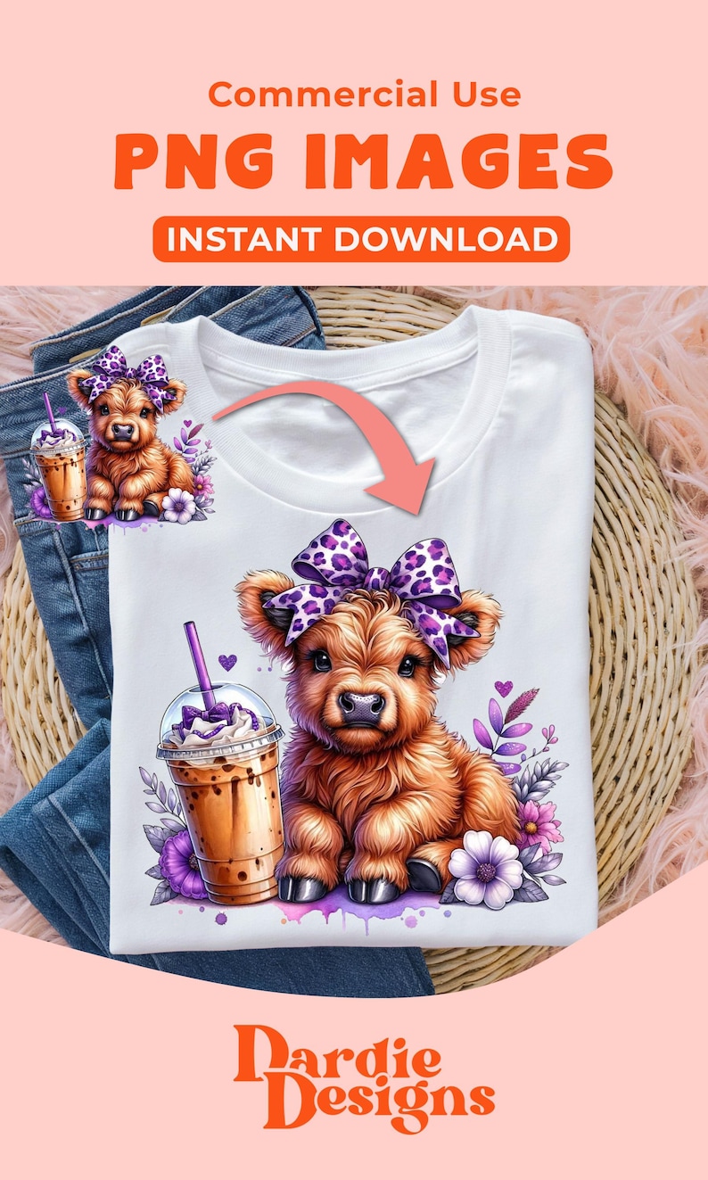 Pu&ograve; includere: Un'illustrazione digitale di una mucca Highland con un fiocco viola e leopardato, che tiene un caff&egrave; freddo viola e bianco. La mucca &egrave; seduta su uno sfondo bianco con fiori viola e cuori.