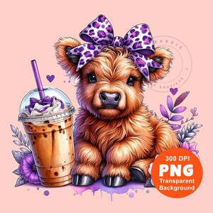Pu&ograve; includere: Una simpatica mucca Highland di cartone animato con un fiocco viola e bianco a pois, seduta con una bevanda al caff&egrave; ghiacciata viola e bianco. Lo sfondo &egrave; rosa con fiori e foglie viola.