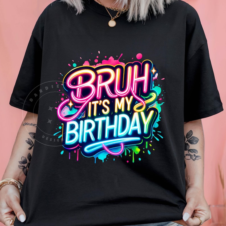 以下が含まれることがあります： ネオン調のカラフルなグラフィックがプリントされた黒いTシャツ。グラフィックには「Bruh it's my birthday」と書いてあります。
