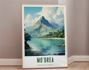 Pode incluir: Um cartaz de viagem vintage com uma vista panorâmica de Mo'orea, Polinésia Francesa. O cartaz representa uma montanha verde exuberante que se eleva das águas turquesas de uma lagoa, com palmeiras margeando a costa. O texto "Mo'orea" e "Polinésia Francesa" está impresso em verde na parte inferior do cartaz.