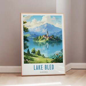Può includere: Un poster di viaggio in stile vintage con una vista panoramica del lago di Bled in Slovenia. Il poster raffigura un'isola pittoresca con una chiesa, circondata da alberi verdi lussureggianti e montagne sullo sfondo. Il testo "LAKE BLED" e "SLOVENIA" è stampato in blu nella parte inferiore del poster.