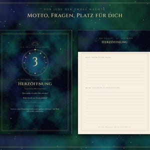 Pu&ograve; includere: Due pagine di diario rettangolari con uno sfondo a nebulosa blu scuro e verde ottanio, arricchite da dettagli celesti dorati. La pagina sinistra mostra il numero 3, il testo 'DIE DRITTE RAUHNACHT', 'HERZ&Ouml;FFNUNG' e domande. La destra presenta righe.