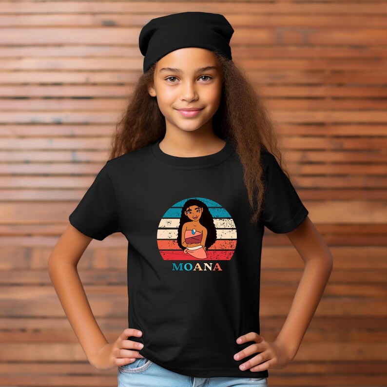 Puede incluir: Camiseta negra con un gr&aacute;fico retro de Moana de la pel&iacute;cula de Disney Moana. El gr&aacute;fico presenta a Moana de pie frente a una puesta de sol con la palabra "Moana" impresa debajo.