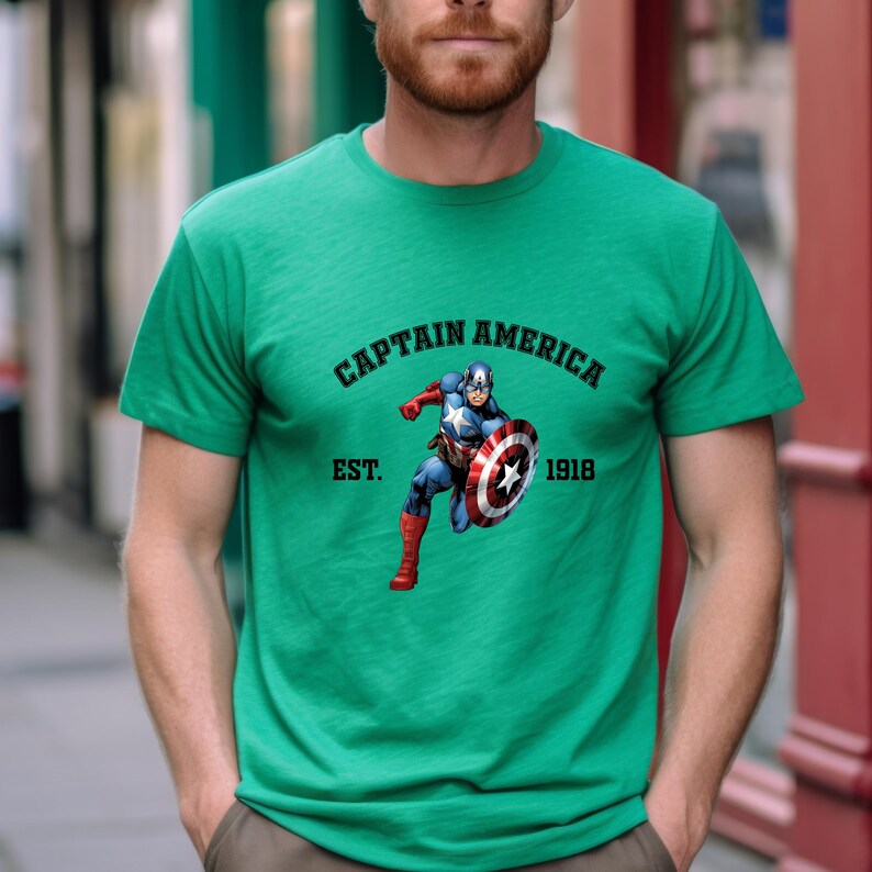 Pu&ograve; includere: T-shirt verde con grafica di Captain America e il suo scudo. Il testo "CAPTAIN AMERICA" &egrave; sopra l'immagine, con "EST. 1918" sotto. La maglietta &egrave; di colore verde unito.