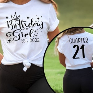 Puede incluir: Camiseta blanca con texto negro que dice "Birthday Girl Est. 2002" y un gr&aacute;fico de corona. Una segunda camiseta blanca con texto negro que dice "Chapter 21".