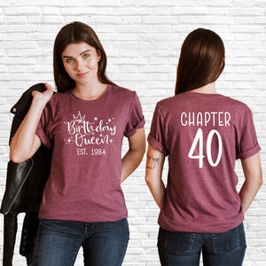 Pode incluir: Uma camiseta vinho com o texto "My Birthday Queen Est. 1984" na frente e "Chapter 40" nas costas.