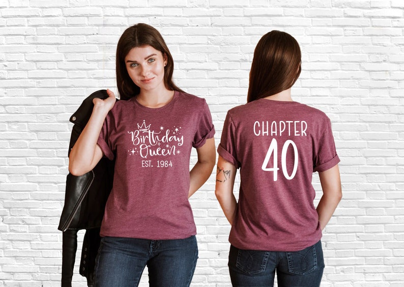 Pode incluir: Uma camiseta vinho com o texto "My Birthday Queen Est. 1984" na frente e "Chapter 40" nas costas.