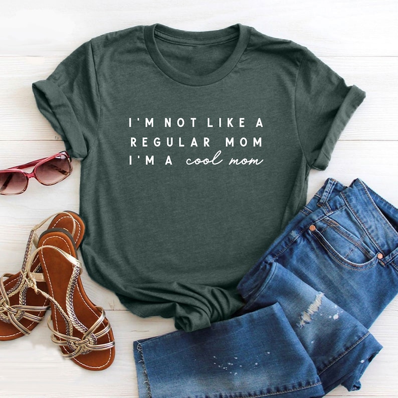 Mittlere Mädchen inspiriert Shirt, nicht wie eine normale Mutter, mittlere Mädchen Fan Geschenk, ich bin eine coole Mutter Shirt, Geschenk für Mütter, lustiges Mutter Shirt, neue Mutter Shirt Bild 2