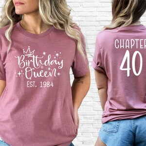 Pode incluir: Uma camiseta malva com o texto "Birthday Queen" e uma coroa acima do texto. O texto "Est. 1984" est&aacute; abaixo do texto principal. A parte de tr&aacute;s da camiseta tem o texto "Chapter 40".