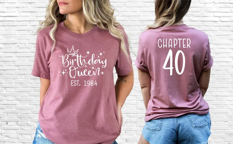 Pode incluir: Uma camiseta malva com o texto "Birthday Queen" e uma coroa acima do texto. O texto "Est. 1984" est&aacute; abaixo do texto principal. A parte de tr&aacute;s da camiseta tem o texto "Chapter 40".
