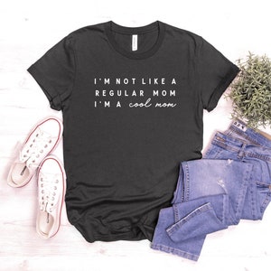 Mittlere Mädchen inspiriert Shirt, nicht wie eine normale Mutter, mittlere Mädchen Fan Geschenk, ich bin eine coole Mutter Shirt, Geschenk für Mütter, lustiges Mutter Shirt, neue Mutter Shirt Bild 3