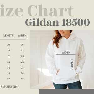 Op de afbeelding: Maattabel voor Gildan 18500 hoodies, met afmetingen in inches. De tabel bevat maten S tot 4XL, met bijbehorende lengtes en breedtes. Een persoon draagt een witte hoodie, met pijlen die de lengte- en breedtematen aangeven.