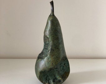 „Bitten Pear“-Skulptur aus Bronze